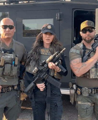 #NoEsBroma || La secretaria de Seguridad Nacional en busca de su bolso