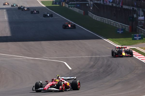 Oscar Piastri no tuvo complicaciones para ganar el Gran Premio de Bahréin y escala posiciones en el campeonato