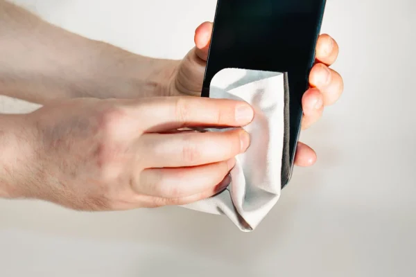 Para limpiar el móvil existe un producto estrella: el alcohol isopropílico. Pero nunca lo debes usar en la pantalla