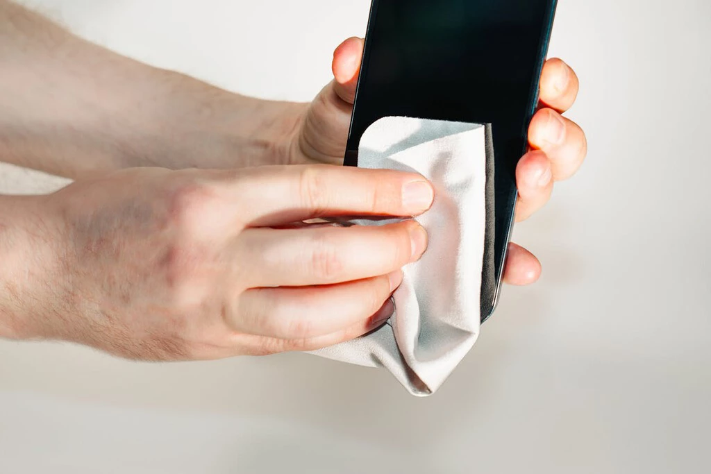 Para limpiar el móvil existe un producto estrella: el alcohol isopropílico. Pero nunca lo debes usar en la pantalla