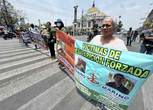Protestan familiares de militares desaparecidos; bloquean el Eje Central