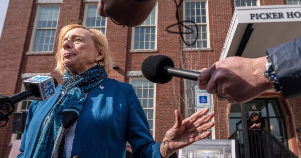 Represalias de la Casa Blanca contra Maine provocan peticiones de renuncia de un funcionario clave