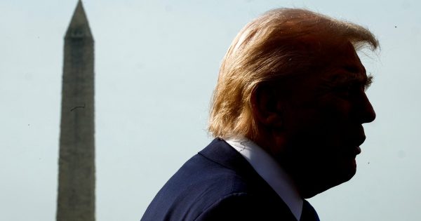 Trump no descartará buscar un tercer mandato — y su empresa busca obtener beneficios