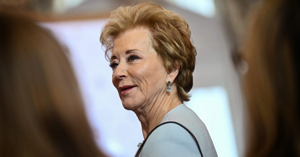 Trump pausó los pagos de préstamos estudiantiles durante Covid. Ahora Linda McMahon está reescribiendo la historia.
