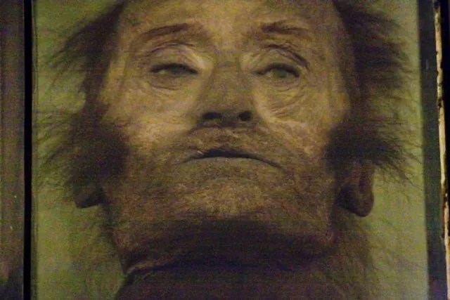 Una mamá de ojos azules en el desierto de Gobi: ¿Qué rituales antiguos yacían enterrados con él?