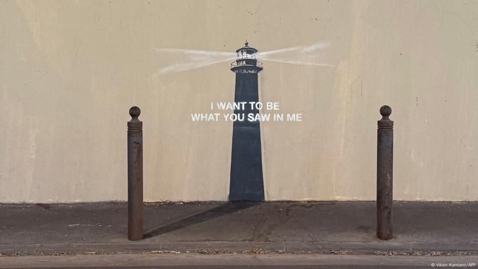 Banksy regresa con obra de misterioso faro y emotiva frase