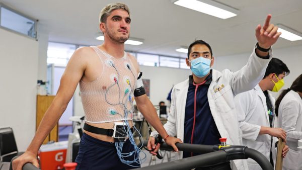 Chivas, sin entrenador ni refuerzos, inicia pruebas físicas para pretemporada