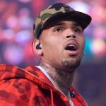 Chris Brown, acusado de agresión, permanecerá detenido