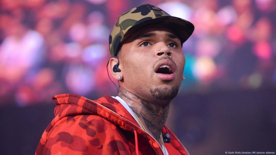 Chris Brown, acusado de agresión, permanecerá detenido