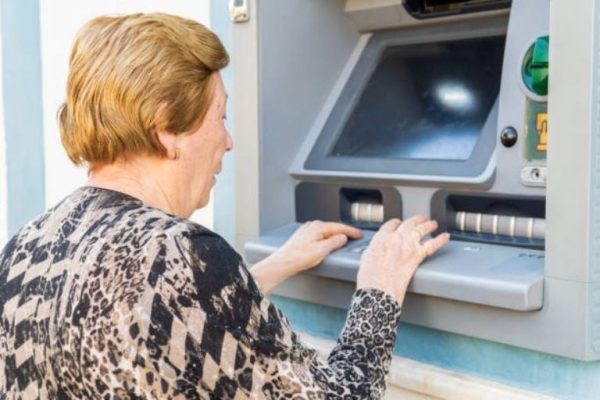 Condusef alerta a adultos mayores por fraude en cajeros automáticos