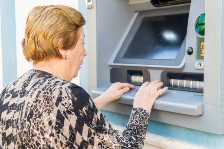 Condusef alerta a adultos mayores por fraude en cajeros automáticos