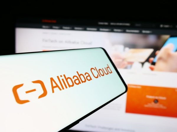 El presidente de Alibaba, Joe Tsai, dice que la compañía está en un "buen camino" después de años de reveses