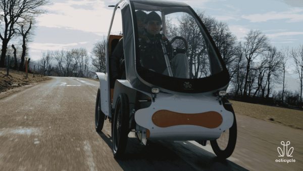 Empresa francesa lanza cuatriciclo eléctrico con pedales capaz de alcanzar 45 km/h y subir pendientes del 20%, hasta 70 km de autonomía