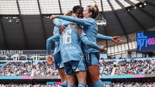 Federación inglesa prohíbe a mujeres transgénero jugar en el fútbol femenino