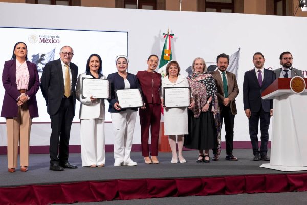 Homenaje a quienes cuidan la vida || Sheinbaum entrega reconocimientos a enfermeras destacadas (+video)