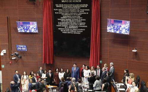 Ifigenia Martínez, al muro de honor de la cámara alta