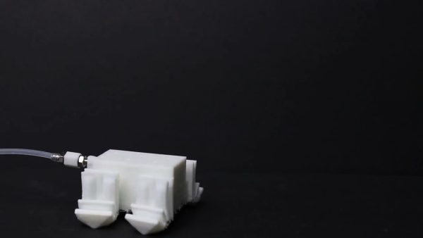 Investigadores escoceses han desarrollado un robot blando que puede ser impreso en 3D en una sola pieza y que luego camina fuera de la plataforma de impresión al ser activado con aire