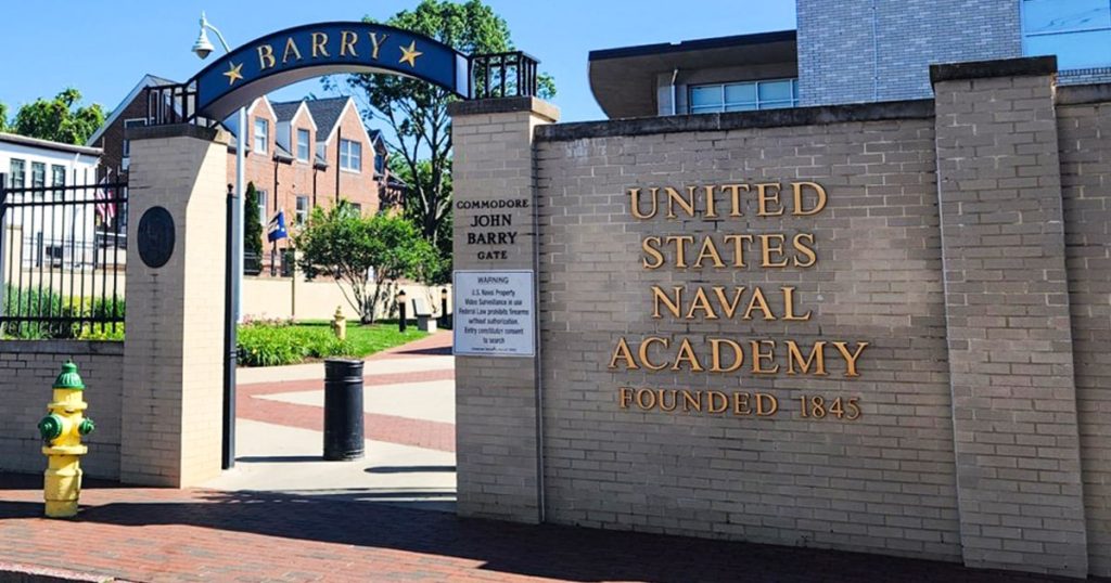 La purga de libros de la administración Trump en la Academia Naval va más allá del autoritarismo mezquino