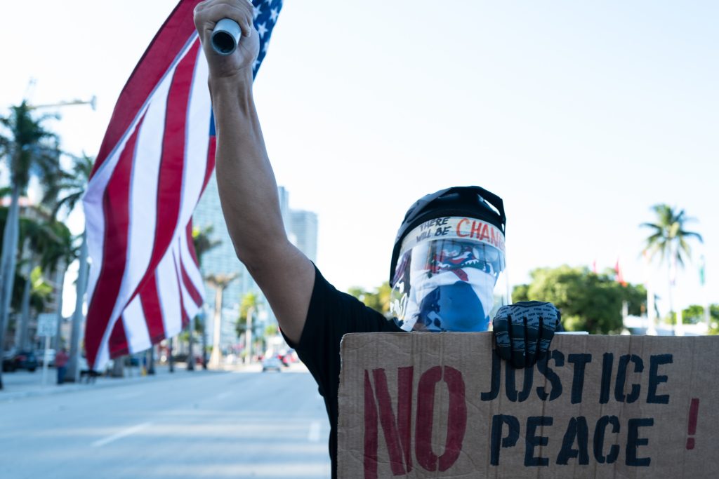 Las protestas contra Trump y la crisis de la democracia neoliberal en EU