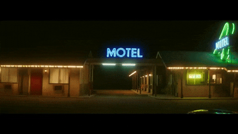 Le agarraron cariño: captan a pareja robando los muebles de un cuarto de motel