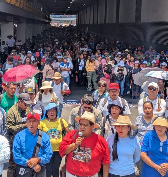 Maestros de la CNTE bloquean accesos al AICM tras ausencia de Sheinbaum en mesas de diálogo