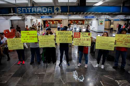 Maestros de la CNTE protestan en el Metro y liberan accesos