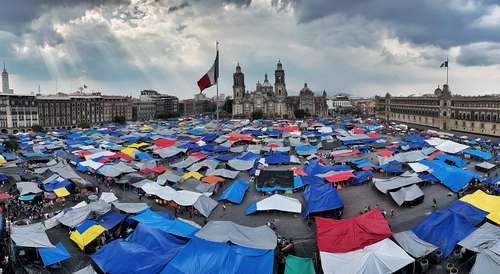 Mantienen disidentes plantón en el Zócalo; “no estamos por gusto”