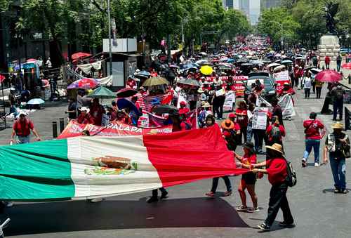 Marcha la CNTE y toma el Zócalo