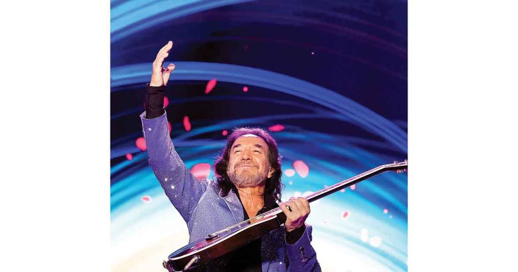 Marco Antonio Solís recibe y da amor