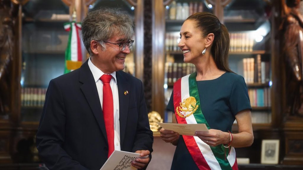 Recepción en Palacio Nacional de cartas credenciales de cinco embajadores