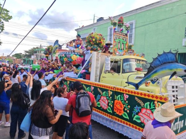 Regada de Frutas: el desfile donde se arrojan regalos en Juchitán