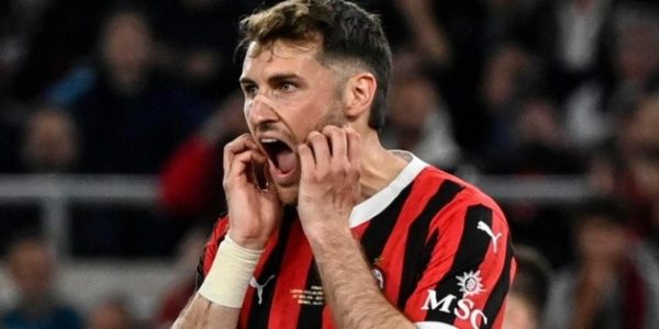 Santiago Giménez es expulsado en el duelo de Milán ante Roma