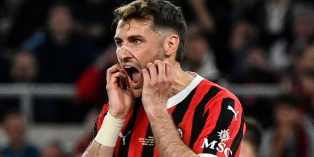 Santiago Giménez es expulsado en el duelo de Milán ante Roma