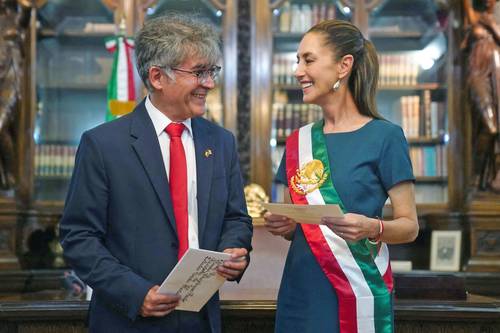 Se presenta con Sheinbaum embajador colombiano