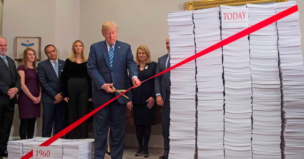 Trump no está reduciendo la burocracia. Está creando más para los estadounidenses promedio.