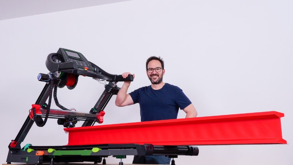 Youtuber español convierte una cinta de correr en una impresora 3D capaz de fabricar objetos «sin límite de longitud» teórica