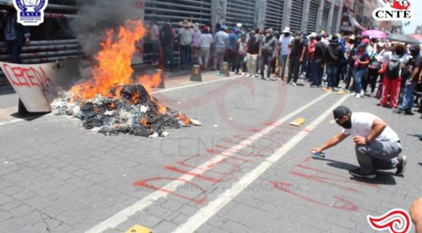 CNTE escala protesta con incendio en el SNTE; SEGOB insiste en el diálogo