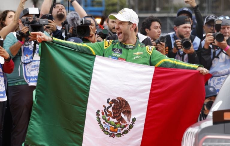 Daniel Suárez remonta y hace HISTORIA al ganar la NASCAR Xfinity Mexico