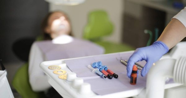 Detienen a falso dentista, que aprendió de tutoriales de internet, a tratar pacientes