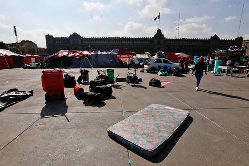 Entre amenazas de volver más fuerte, la CNTE se va del Zócalo