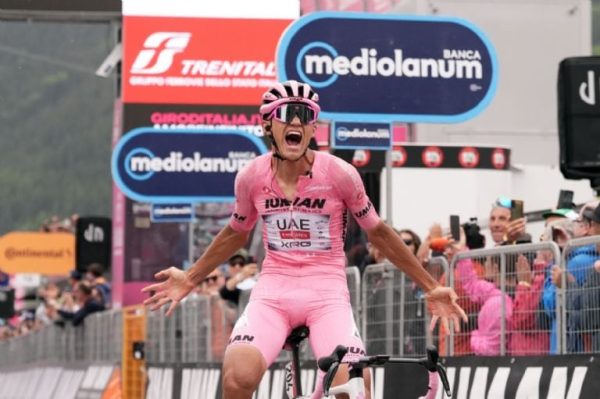 Isaac del Toro recibe elogios de Claudia Sheinbaum tras los récords en Giro de Italia