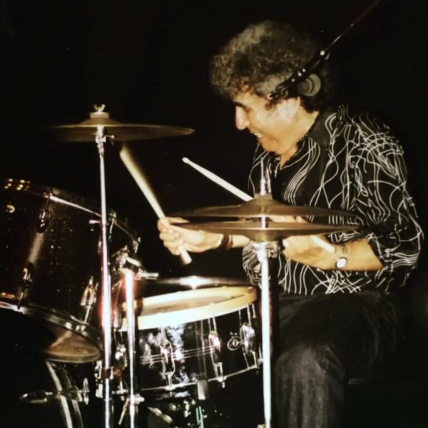 Johnny Marr defiende a KNEECAP ante los pedidos de censura en Glastonbury