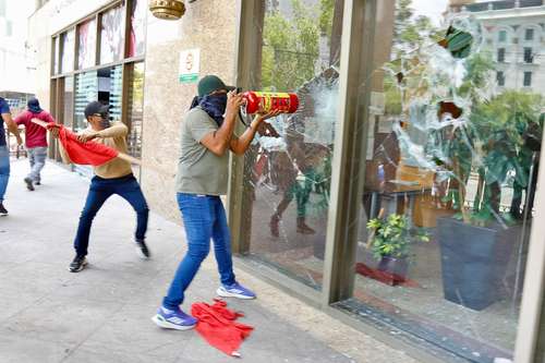 La Jornada: Condena Sheinbaum vandalismo de encapuchados pese a apertura