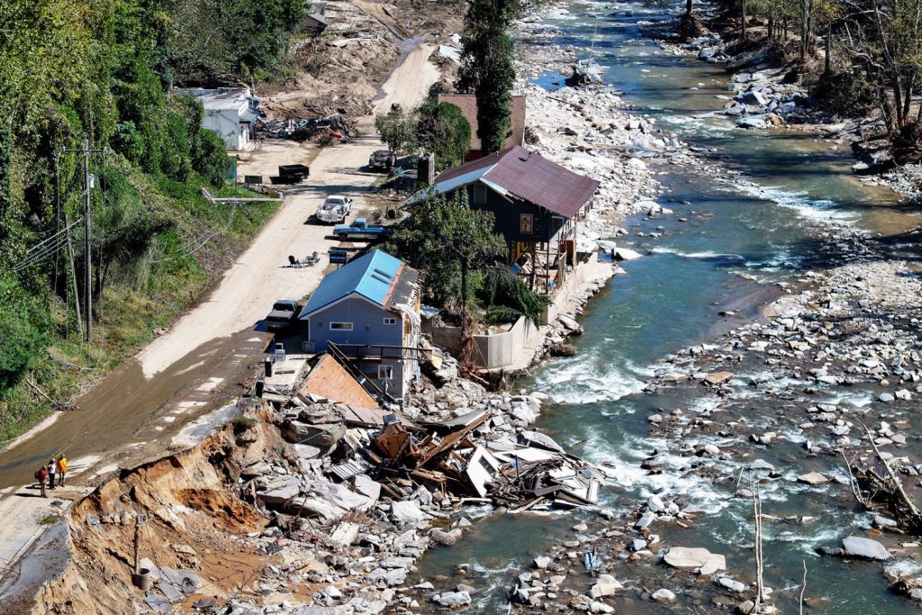 La temporada de huracanes de este año trae temor de tormentas y los planes de Trump para FEMA