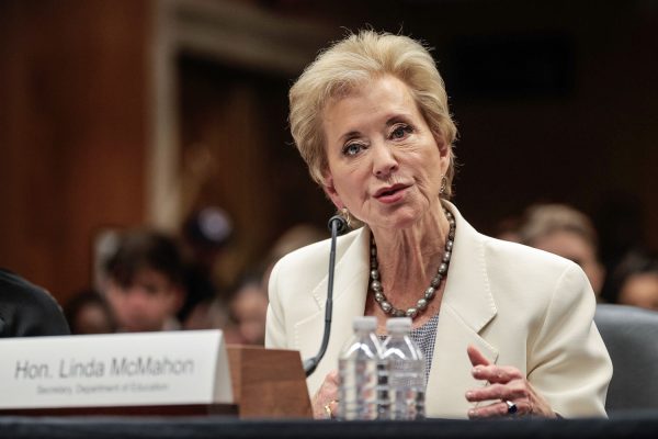 Linda McMahon continúa su racha de humillaciones públicas en una audiencia del Senado