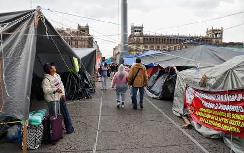 Mantiene la CNTE plantón en el Zócalo