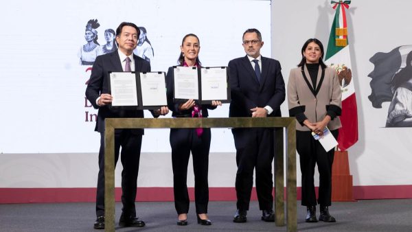 Más cerca de casa y con pensión justa; Sheinbaum firma decretos en beneficio para docentes (+videos)