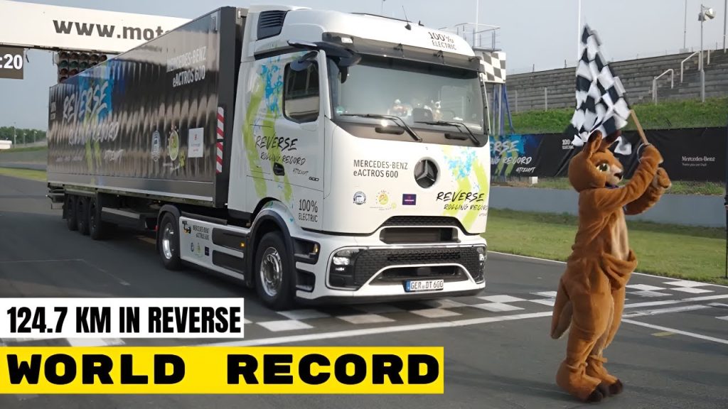 Mercedes-Benz bate récord Guinness al recorrer 124,7 km marcha atrás con el eActros 600 eléctrico en 6 horas y 22 minutos