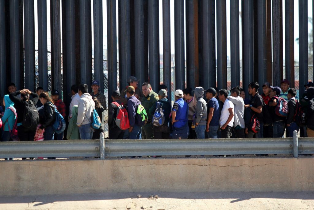 México refuerza apoyo a migrantes en EU, tras detención de 222: presidenta