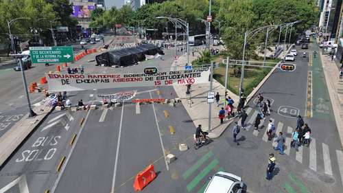 Normalistas mueven plantón de Reforma a Santo Domingo